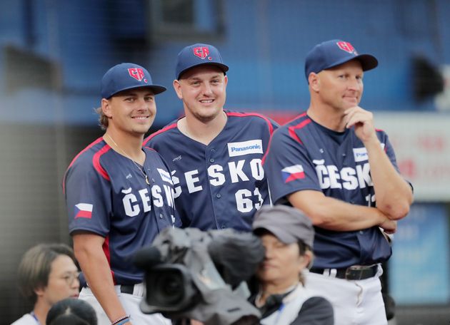 始球式を待つ、WBCチェコ代表（右から）のパベル・ハジム監督、ルカシュ・エルツォリ、マルティン・ムジーク