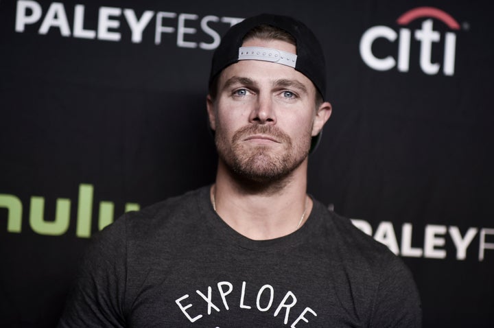 Amell foi criticado por colegas de elenco e fãs.