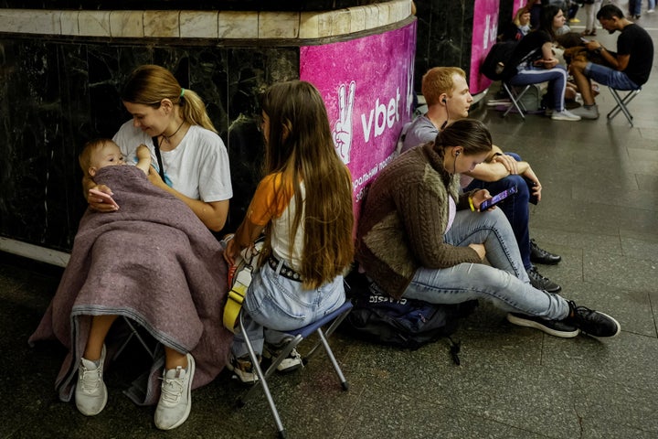 Μητέρα θηλάζει το μωρό της εν μέσω βομβαρδισμού σε υπόγειο σταθμό του μετρό που λειτουργεί ως καταφύγιο στο Κίεβο (Ιούλιος 2023)