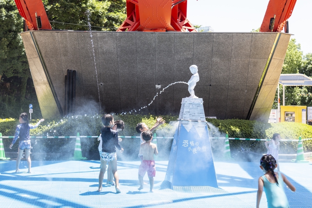 東京タワーで水遊び！噴水、ウォータースライダー、じゃぶじゃぶプールまである「ちびっこ水遊び広場」とは？ | ハフポスト LIFE