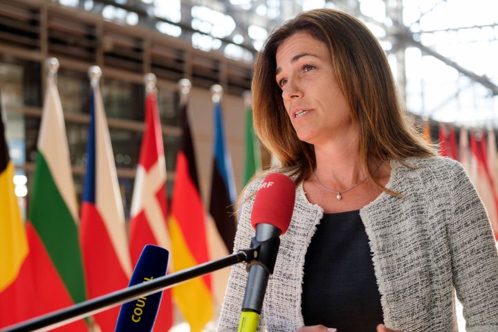 Η πρώην υπουργός Δικαιοσύνης της Ουγγαρίας Judit Varga συνομιλεί με τους δημοσιογράφους πριν από τη συνάντηση των υπουργών Γενικών Υποθέσεων της ΕΕ, στις 10 Ιουλίου 2023 στις Βρυξέλλες, Βέλγιο.