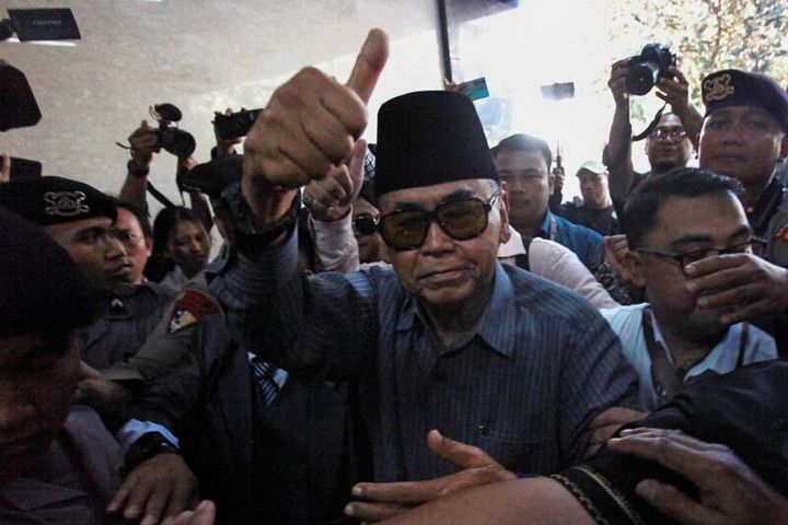 Ο ηγέτης του ισλαμικού οικοτροφείου Al Zaytun, Πανζί Γκουμιλάνγκ (Panji Gumilang), περπατά πριν από την εξέταση του από την Υπηρεσία Εγκληματολογικών Ερευνών της Ινδονησιακής Αστυνομίας, στην Τζακάρτα της Ινδονησίας (1/8/2023)