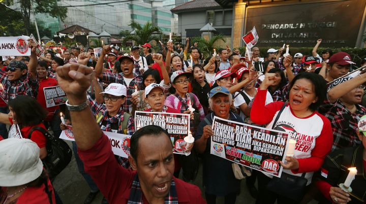 Υποστηρικτές του κυβερνήτη της Τζακάρτα Basuki "Ahok" Tjahaja Purnama, ο οποίος φυλακίστηκε για βλασφημία του Ισλάμ, φωνάζουν σύνθημα κατά τη διάρκεια διαμαρτυρίας έξω από το Ανώτατο Δικαστήριο στην Τζακάρτα της Ινδονησίας (16/5/2017).