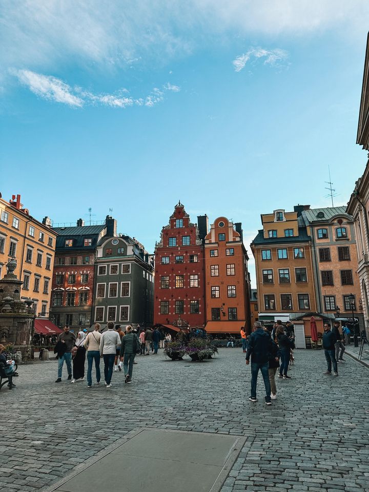 Γκάμλα Σταν (Gamla Stan) σημαίνει στα σουηδικά παλιά πόλη. Το μεσαιωνικό στολίδι της Στοκχόλμης είναι γεμάτο με κτίρια του 17ου και 18ου αιώνα.