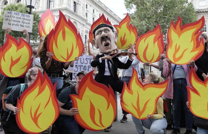 Ακτιβίστριες και ακτιβιστές της κλιματικής ομάδας "Mothers Rise Up" διαμαρτύρονται για τις ενεργειακές πολιτικές της βρετανικής κυβέρνησης έξω από την Downing Street, την επίσημη κατοικία του πρωθυπουργού Ρίσι Σουνάκ, στο Λονδίνο, Βρετανία, 3 Αυγούστου 2023.