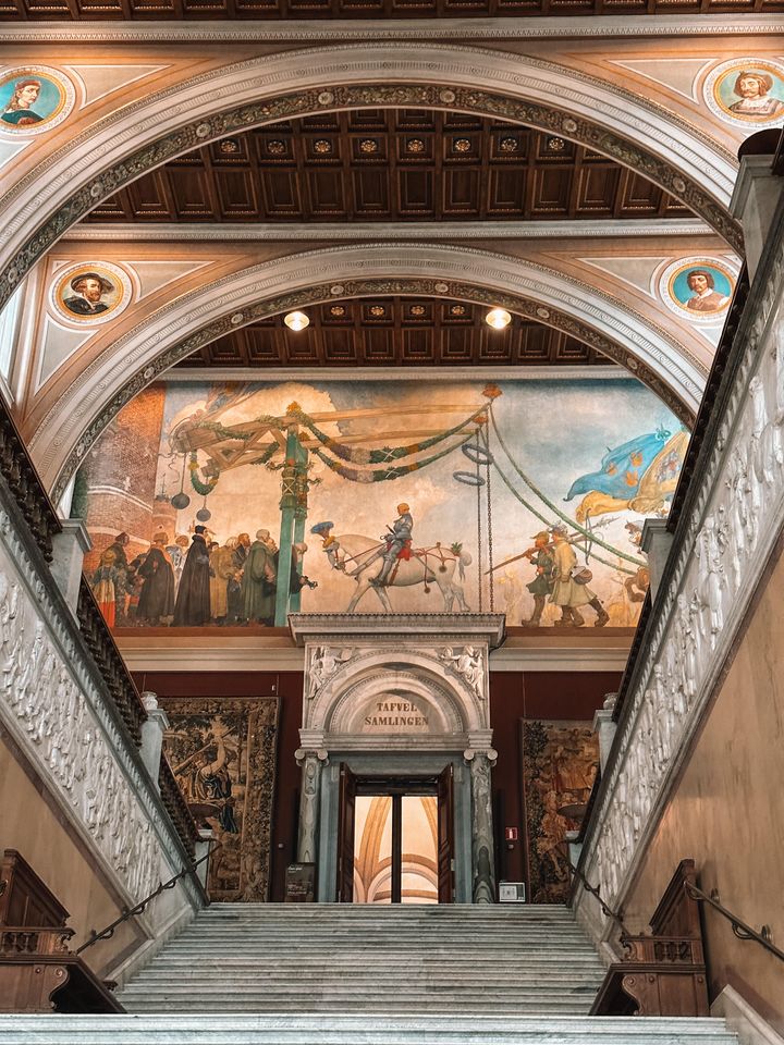 Η εθνική γκαλερί που βρίσκεται στη χερσόνησο Μπλασιεχόλμεν είναι ένα μοναδικής ομορφιάς αρχιτεκτονικό κτίριο, το οποίο στεγάζει έργα από τον 16ο αιώνα κια μετά.