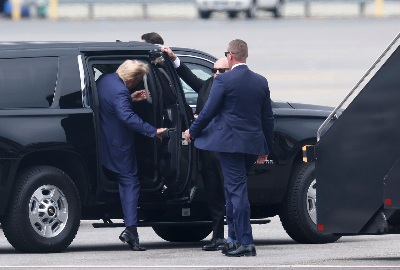 Trump arrives at Ronald Reagan Washington National Airport.