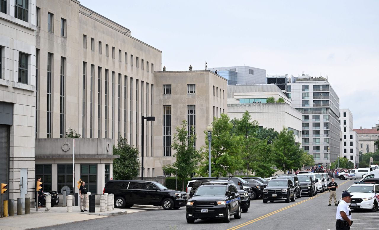 Trump's motorcade leaves the E. Barrett Prettyman U.S. Courthouse.