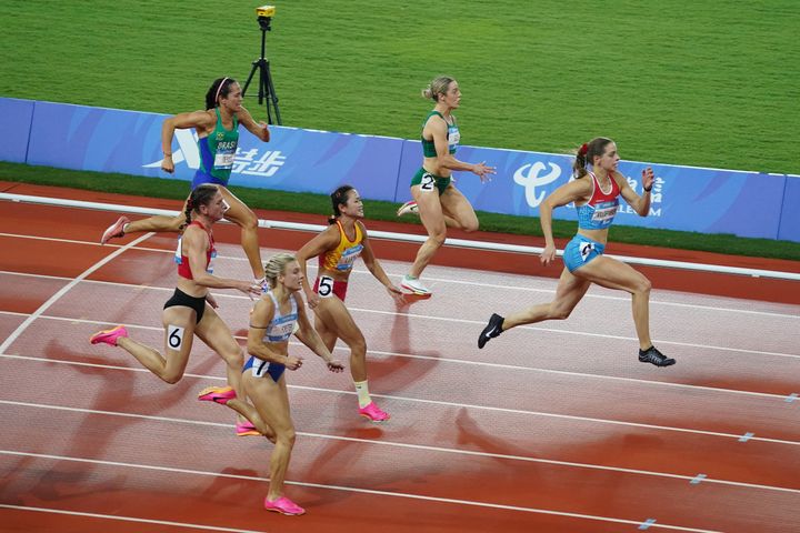 中国・成都で開かれているワールドユニバーシティゲームズの陸上女子100メートルの決勝（2023年8月2日）