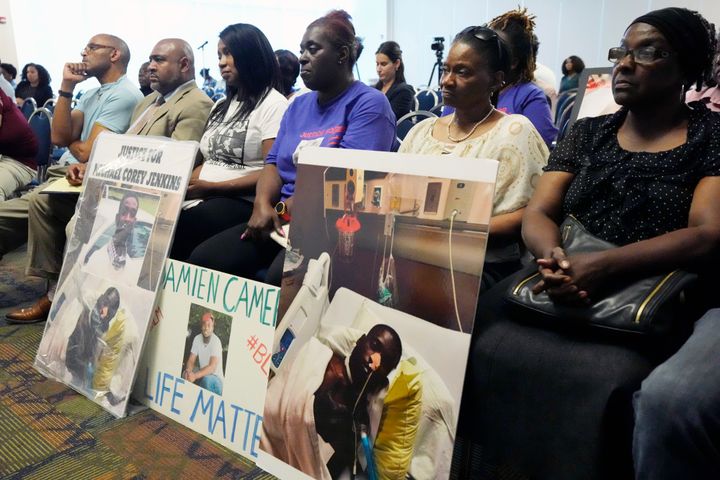 Οικογένειες των θυμάτων με φωτογραφίες τους που ελήφθησαν μετά τα βασανιστήρια που υπέστησαν. 