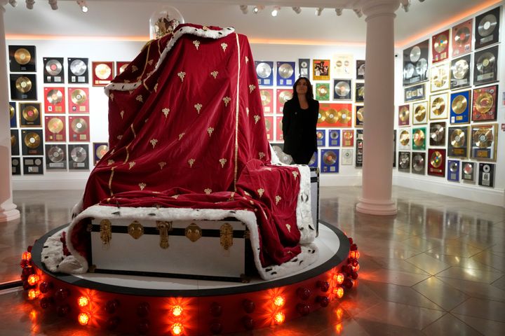 Ο περίφημος κόκκινος μανδύας που φόρεσε στην τελευταία εμφάνιση με τους Queen το 1986. (AP Photo/Kirsty Wigglesworth)