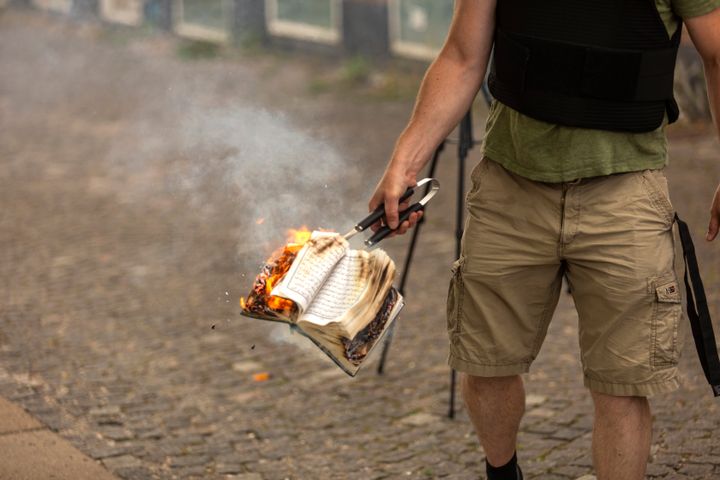 Ένα Κοράνι καίγεται από ακτιβιστή της μικρής ακροδεξιάς ομάδας «Δανοί Ακτιβιστές», στις 28 Ιουλίου 2023 στην Κοπεγχάγη της Δανίας.
