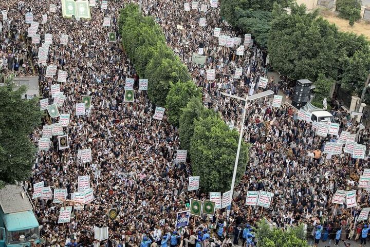 Άνθρωποι διαδηλώνουν κατά της βεβήλωσης του Κορανίου στη Δανία, στη Σαναά της Υεμένης στις 24 Ιουλίου 2023.