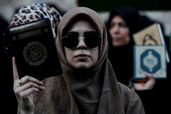 Διαδηλωτές κρατούν αντίγραφα του Κορανίου καθώς διαδηλώνουν έξω από το Γενικό Προξενείο της Σουηδίας στην Κωνσταντινούπολη, Τουρκία, 30 Ιουλίου 2023.