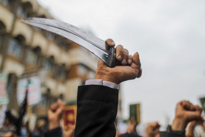 Ένα άτομο κρατάει ένα στιλέτο εν μέσω διαδήλωσης κατά της βεβήλωσης του Κορανίου σε Δανία και Σουηδία, στη Σανάα της Υεμένης στις 24 Ιουλίου 2023.