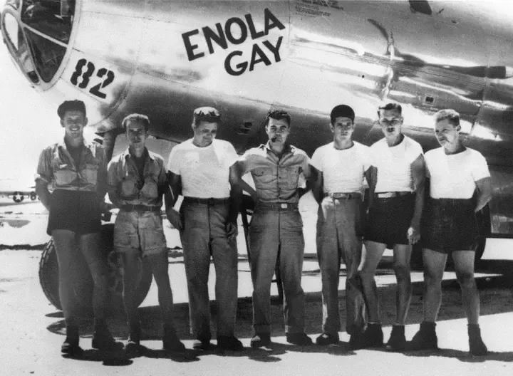 1945年8月6日に広島に原爆を投下した米陸軍の爆撃機B29エノラ・ゲイとその搭乗員たち。中央が機長のポール・ティベッツ大佐。マリアナ諸島（現米自治領北マリアナ諸島連邦）テニアン島の米軍飛行場で撮影。撮影日は不明。エノラ・ゲイは同大佐の母親の名前で、同大佐が広島に向かう前日に書かせたとされる。同機にはこのほか原爆投下担当将校ら5人が乗り組んだ（アリアナ諸島テニアン島）