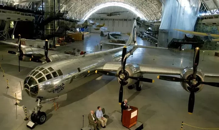 広島に原爆を投下した「エノラ・ゲイ」の復元機。米スミソニアン航空宇宙博物館新館で、報道陣に公開された（2003年/アメリカ・バージニア州シャンティリー）