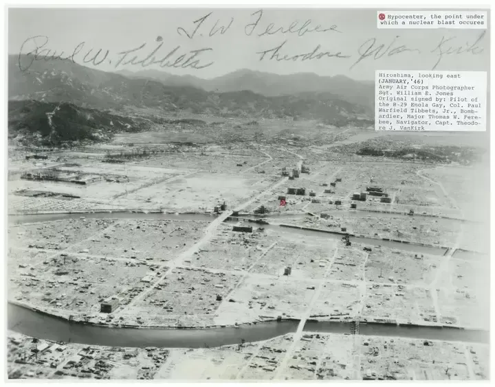 航空機から撮影された被爆後の広島市街地。原爆投下に使われた爆撃機「エノラ・ゲイ」乗組員３人のサイン（上）や爆心地（中央右の赤い印）が書き込まれている＝1946年1月［米国立空軍博物館調査課提供］