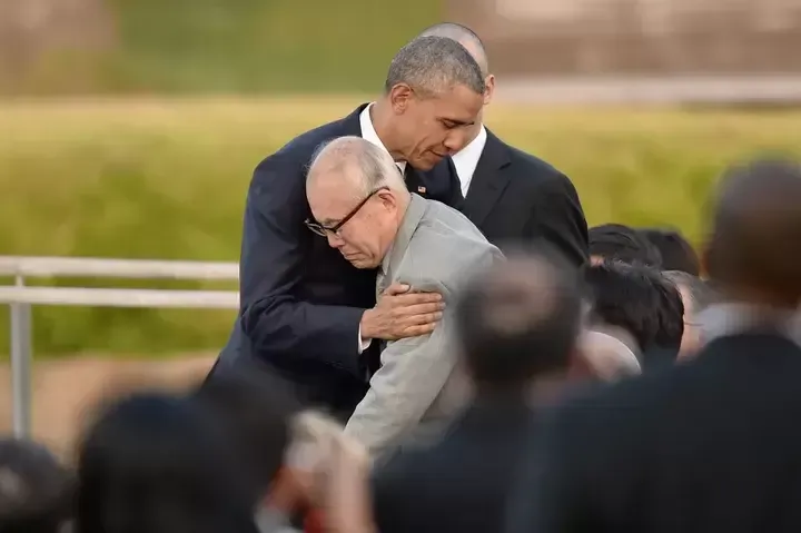 オバマ大統領（当時）と抱擁する森重昭さん。自身も被爆者で、原爆で亡くなった元米兵捕虜の研究や追悼を続けてきた。