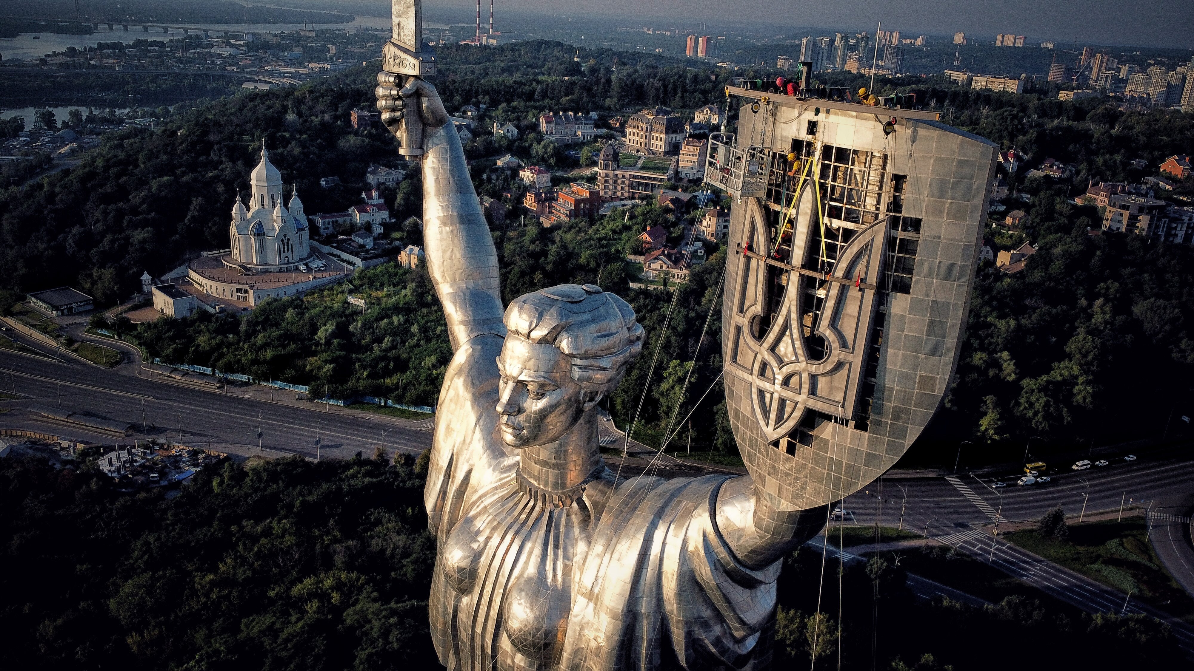 Ukraine Replaces Soviet-Era Emblem On Towering Kyiv Monument | WKKY ...