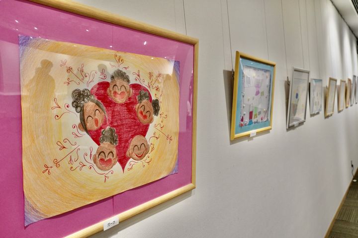 仮放免の子どもたちの絵画展。家族の絵が描かれている
