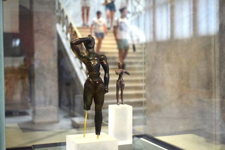Χάλκινο αγαλματίδιο που αποδίδει τον μινωικό τύπο του λατρευτή και έχει φερόμενη προέλευση από την Μίλατο των Μαλίων.