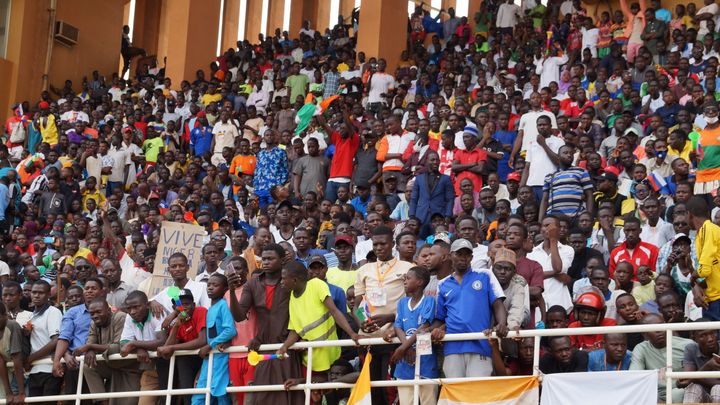 Υποστηρικτές του πραξικοπήματος συγκεντρώνονται για μια διαδήλωση σε ένα στάδιο στην πρωτεύουσα του Νίγηρα, Νιαμέι, στις 6 Αυγούστου 2023.