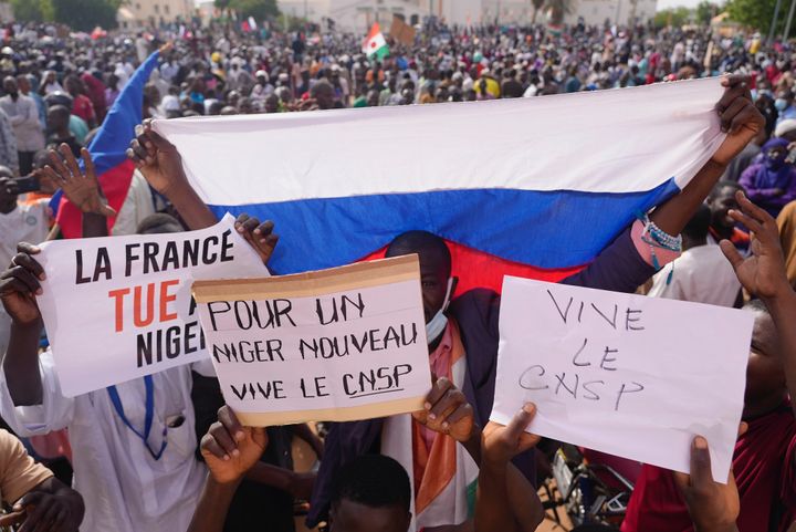 Νίγηρας - Υποστηρικτές της χούντας με ρωσική σημαία και πλακάτ που γράφουν "Η Γαλλία σκοτώνει τον Νίγηρα"