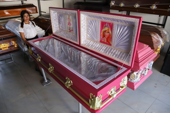 ピンク色の「バービー棺桶」が展示されている＝2023年8月4日、エルサルバドル・アワチャパンの葬儀社