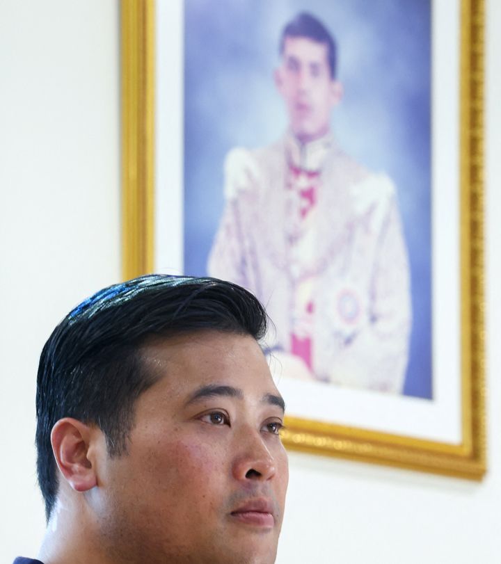 Μάλλον διόλου τυχαία η επιλογή να φωτογραφηθεί αμέσως μετά την άφιξή του στην Ταϊλάνδη με φόντο πορτρέτο του πατέρα του