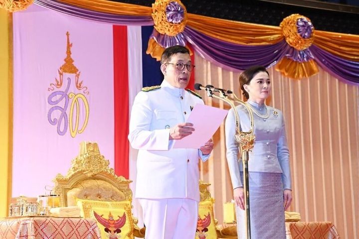 Ο βασιλιάς της Ταϊλάνδης με την τελευταία σύζυγό του και πρώην σωματοφύλακά του. 