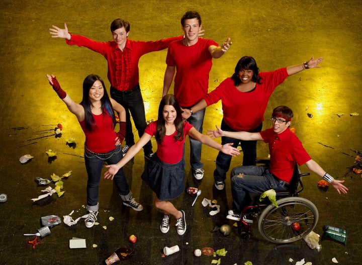 Jenna Ushkowitz, Chris Colfer, Cory Monteith, Amber Riley, Kevin McHale and Lea Michele in the first season of Glee