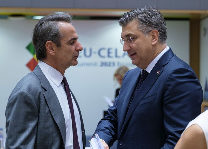Ο πρωθυπουργός της Ελλάδας Κυριάκος Μητσοτάκης (αριστερά) συνομιλεί με τον πρωθυπουργό της Κροατίας Andrej Plenkovic (δεξιά) κατά τη διάρκεια της συνόδου κορυφής της Ευρωπαϊκής Ένωσης και της Κοινότητας των Κρατών της Λατινικής Αμερικής και της Καραϊβικής (CELAC) στο Europa, την έδρα του Συμβουλίου της ΕΕ, στις 18 Ιουλίου 2023 στις Βρυξέλλες, Βέλγιο