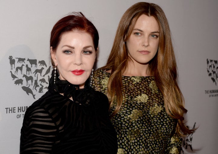 Priscilla Presley (esquerda) e Riley Keough em 2016.