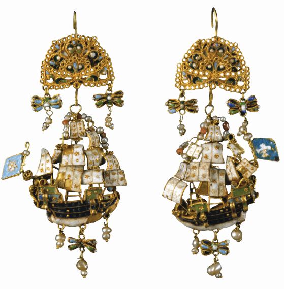 Ζευγάρι χρυσά σκουλαρίκια σε σχήμα καραβέλας, διακοσμημένα με σμάλτο και μαργαριτάρια. Πάτμος, 18ος αι.