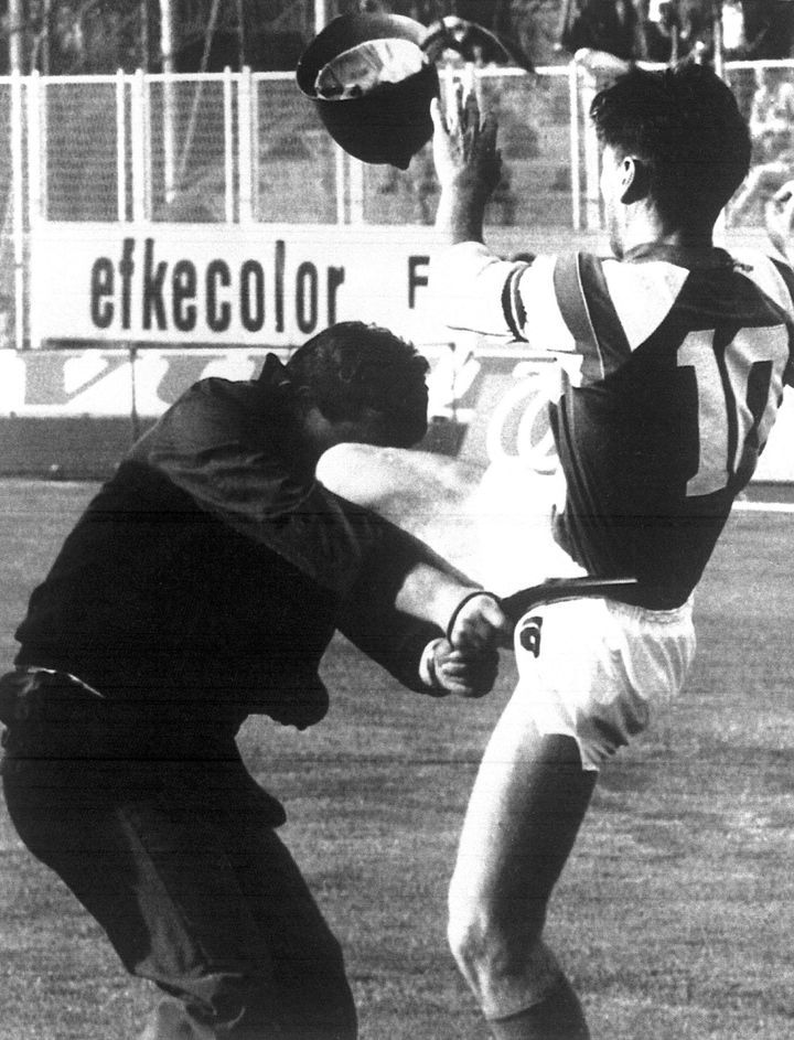 13 Mαϊου 1990 - φωτογραφία αρχείου. Ο αρχηγός της Ντιναμό Ζάγκρεμπ, Ζβόνιμιρ Μπόμπαν, καθώς ανταποδίδει την επίθεση που δέχθηκε σε έναν αστυνομικό κατά τη διάρκεια επεισόδίων, πριν από τον αγώνα της Ντιναμό με τον Ερυθρό Αστέρα Βελιγραδίου, στο Ζάγκρεμπ της Κροατίας. (AP Photo, File)