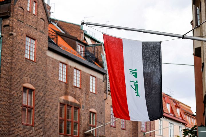 Μια ιρακινή εθνική σημαία διακρίνεται κοντά στην ιρακινή πρεσβεία πριν από μια διαδήλωση στη Στοκχόλμη, Σουηδία 20 Ιουλίου 2023.