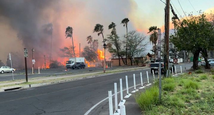 De la fumée et des flammes montent à Lahaina, dans le comté de Maui, à Hawaï.