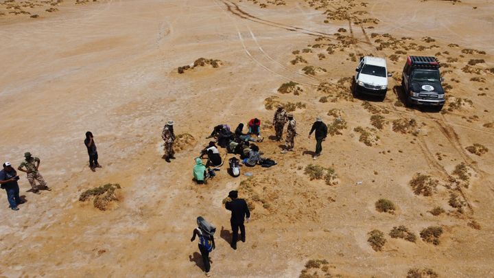 Εντοπισμός μεταναστών στα σύνορα Τυνησίας με Λιβύη από τις διωκτικές αρχές της δεύτερης (30 Ιουλίου 2023). Οι τυνησιακές αρχές κατηγορούνται πως συστηματικά απελαύνουν μετανάστες και τους οδηγούν στην μεθόριο, αφήνοντάς τους στην έρημο, χωρίς τροφή και νερό. 