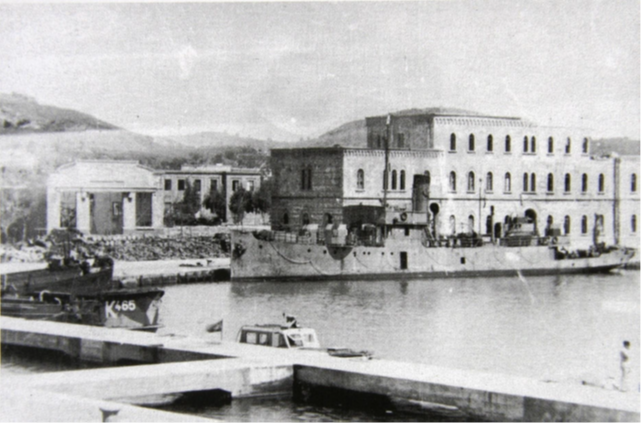 Άποψη της Γωνιάς με τον Ναυτικό Στρατώνα και τη Μεγάλη Αποθήκη μετά τον βομβαρδισμό