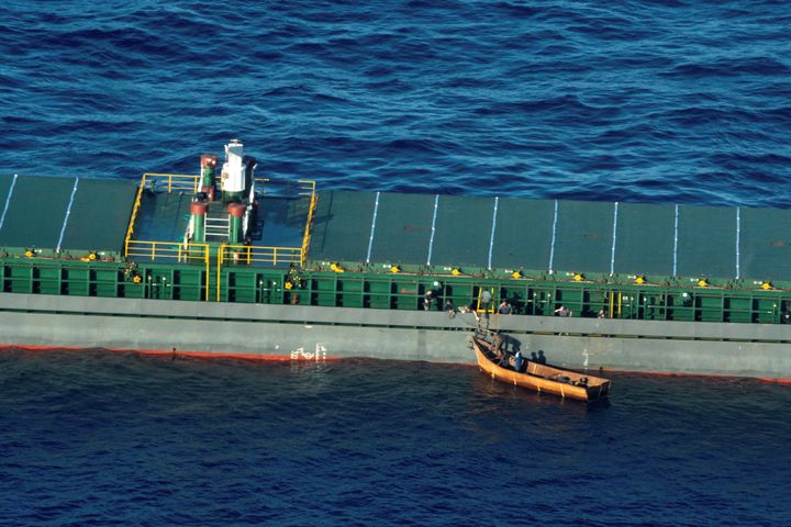 Μια φωτογραφία που τραβήχτηκε από αεροπλάνα παρακολούθησης της φιλανθρωπικής ομάδας διάσωσης Sea-Watch δείχνει μια βάρκα με μετανάστες που επέζησαν από ναυάγιο. Διασώθηκαν από φορτηγό πλοίο στην κεντρική Μεσόγειο Θάλασσα, κοντά στο νησί Λαμπεντούζα, Ιταλία, 8 Αυγούστου 2023. Sea-Watch/Karolina Sobel/Handout via REUTERS THIS IMAGE HAS BEEN SUPPLIED BY A THIRD PARTY
