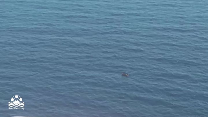 Σε βίντεο της Sea-Watch η φουσκωτή βάρκα όταν εντοπίστηκε μοιάζει με κουκίδα μέσα σε ωκεανό...