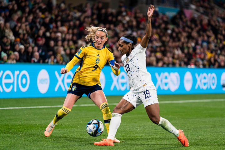 Kosovare Asllani of Sweden plays against Crystal Dunn of USA (R) during a knockout match in the Women's World Cup.