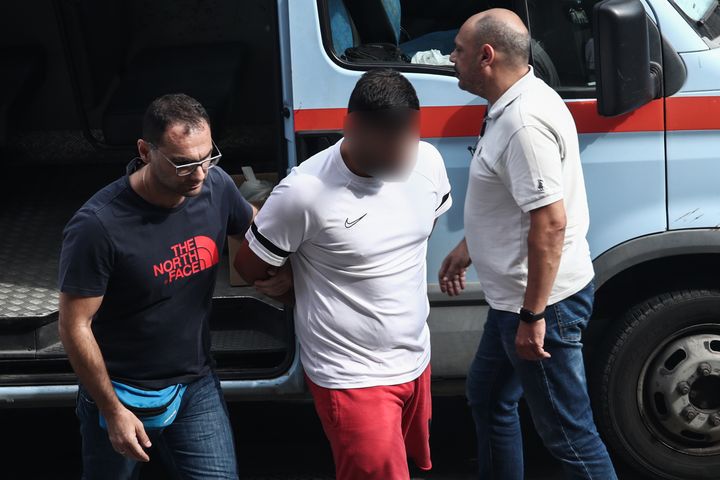 Απολογία στον εισαγγελέα του 27χρονου ντελιβερά που γρονθοκόπησε σε καβγά έναν 50χρονο, στην Αγίας Σοφίας, στη Θεσσαλονίκη, Τετάρτη 9 Αυγούστου 2023. Σε βάρος του 27χρονου ασκήθηκε δίωξη για θανατηφόρα βαριά σκοπούμενη σωματική βλάβη. Ακόμη, παραγγέλθηκε ιατροδικαστική εξέταση, στο πλαίσιο διερεύνησης της υπόθεσης. Ο καβγάς άρχισε έπειτα από παρατήρηση του 50χρονου στον διανομέα, ο οποίος πέρασε με το μηχανάκι του από τον πεζόδρομο. Οι δυο τους άρχισαν να μαλώνουν και τότε, ο διανομέας έριξε γροθιά στον άνδρα, ο οποίος λιποθύμησε και, λίγο αργότερα, κατέληξε στο νοσοκομείο ΑΧΕΠΑ, όπου την επόμενη ημέρα κατέληξε. (ΒΑΣΙΛΗΣ ΒΕΡΒΕΡΙΔΗΣ/MOTIONTEAM)