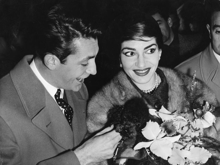 Ο Γάλλος ηθοποιός Ζαν-Κοντ Πασκάλ με την Μαρία Κάλλας κατά την άφιξη τους στο αεροδρόμιο Ορλί στο Παρίσι, 16 Ιανουαρίου 1958. (AP Photo/Marqueton)