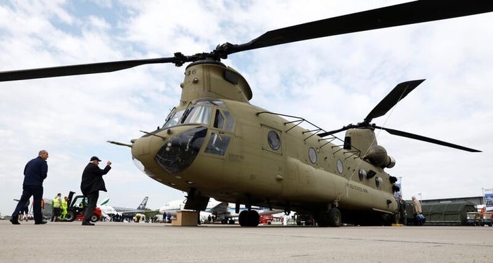 ΦΩΤΟΓΡΑΦΙΑ ΑΡΧΕΙΟΥ: Ένα ελικόπτερο Boeing CH-47 Chinook εμφανίζεται στην αεροπορική έκθεση ILA στο Βερολίνο, Γερμανία, 25 Απριλίου 2018. REUTERS/Axel Schmidt