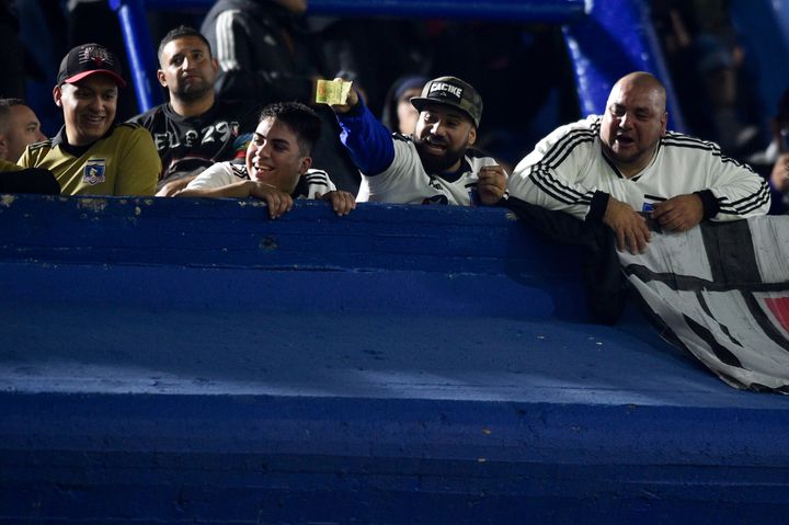 Ένας οπαδός της Colo-Colo της Χιλής κρατάει αργεντίνικα χαρτονομίσματα και κοροϊδεύει τους οπαδούς της Boca Juniors της Αργεντινής, πριν από τον αγώνα ποδοσφαίρου Copa Libertadores Group F στο Μπουένος Άιρες της Αργεντινής, 6 Ιουνίου 2023