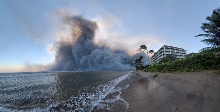 Καπνός υψώνεται κοντά στη Lahaina καθώς οι πυρκαγιές που προκαλούνται από ισχυρούς ανέμους καταστρέφουν μεγάλο μέρος της ιστορικής πόλης στη Χαβάη, ΗΠΑ, 9 Αυγούστου 2023. Dustin Johnson/Handout via REUTERS