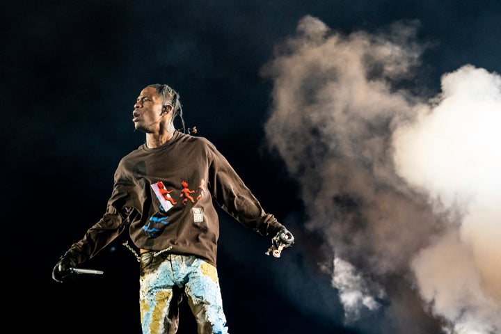 Travis Scott é visto no Astroworld Music Festival em Houston em 2021. Sua apresentação lá levou a um aumento da multidão que resultou em 10 mortes.