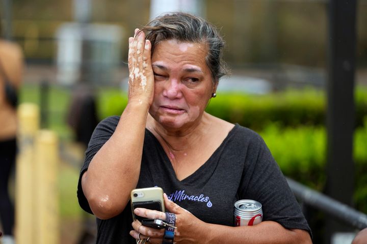 Η Myrna Ah Hee αντιδρά καθώς περιμένει μπροστά από ένα κέντρο εκκένωσης στο War Memorial Gymnasium, Πέμπτη, 10 Αυγούστου 2023, στο Wailuku της Χαβάης. Ήταν εκεί γιατί έψαχνε τον αδερφό του συζύγου της. Το δικό της σπίτι στη Λάχαινα γλίτωσε, αλλά τα σπίτια πολλών συγγενών της καταστράφηκαν από τις πυρκαγιές. (AP Photo/Rick Bowmer)